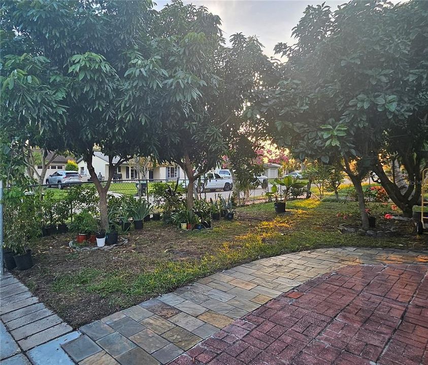 Active With Contract: $370,000 (3 beds, 2 baths, 1700 Square Feet)