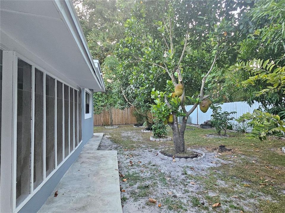 Active With Contract: $370,000 (3 beds, 2 baths, 1700 Square Feet)