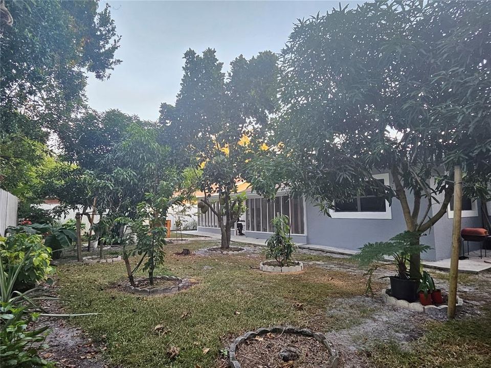 Active With Contract: $370,000 (3 beds, 2 baths, 1700 Square Feet)