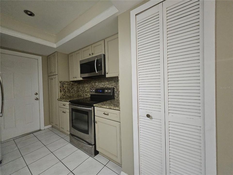 Active With Contract: $370,000 (3 beds, 2 baths, 1700 Square Feet)