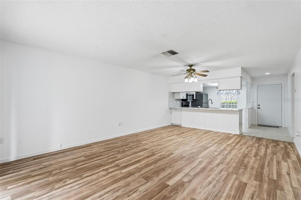 For Sale: $165,000 (2 beds, 2 baths, 1029 Square Feet)