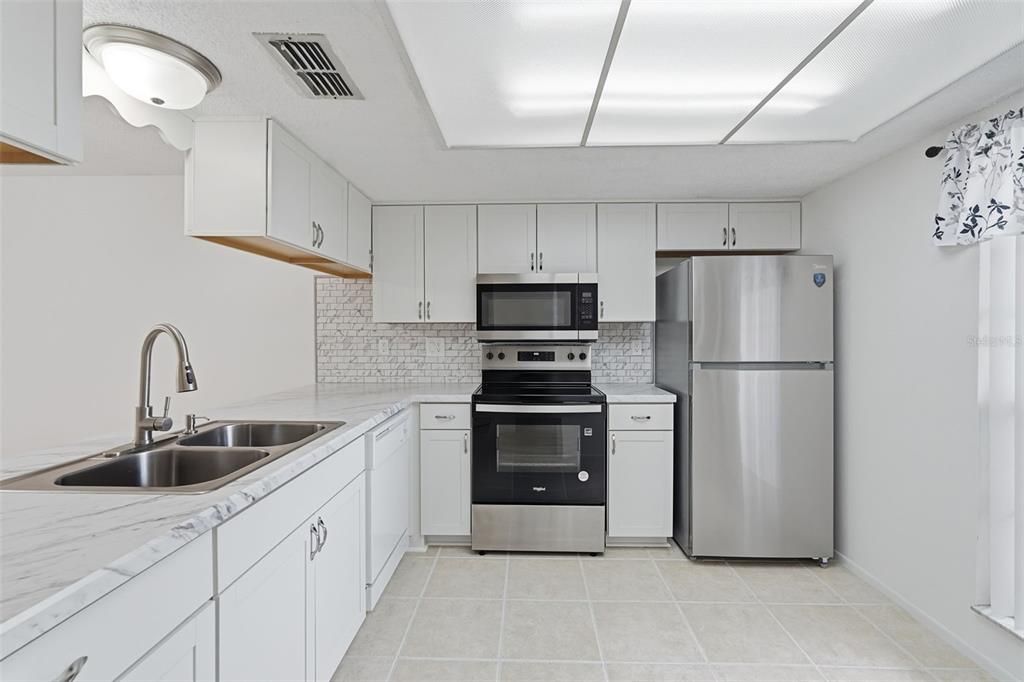 For Sale: $165,000 (2 beds, 2 baths, 1029 Square Feet)