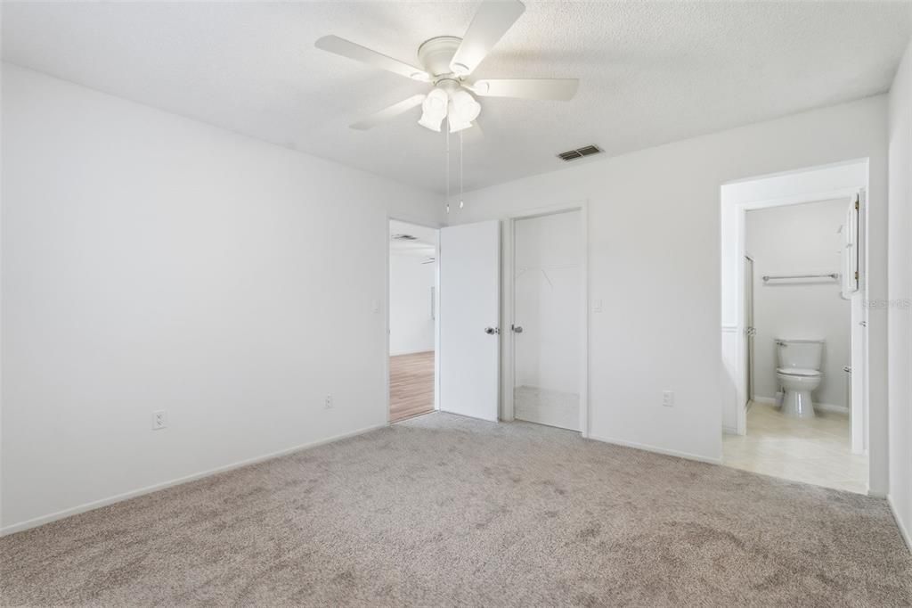 For Sale: $165,000 (2 beds, 2 baths, 1029 Square Feet)