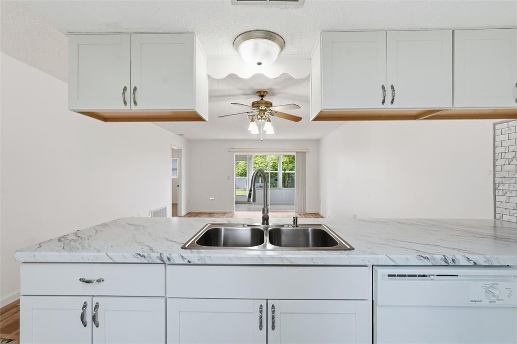 For Sale: $165,000 (2 beds, 2 baths, 1029 Square Feet)