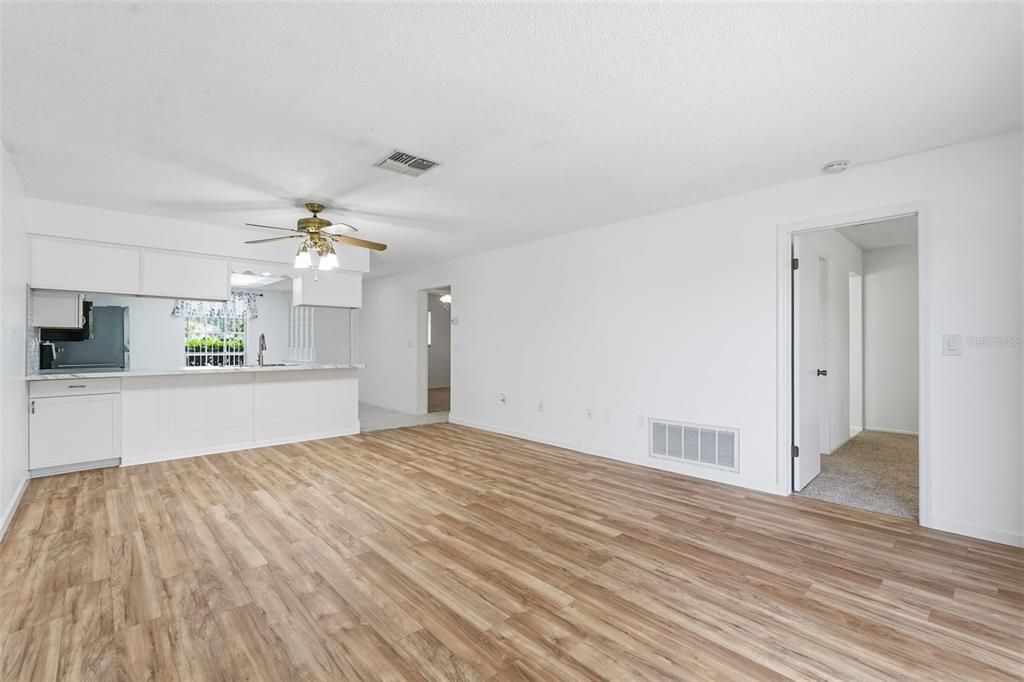 For Sale: $165,000 (2 beds, 2 baths, 1029 Square Feet)