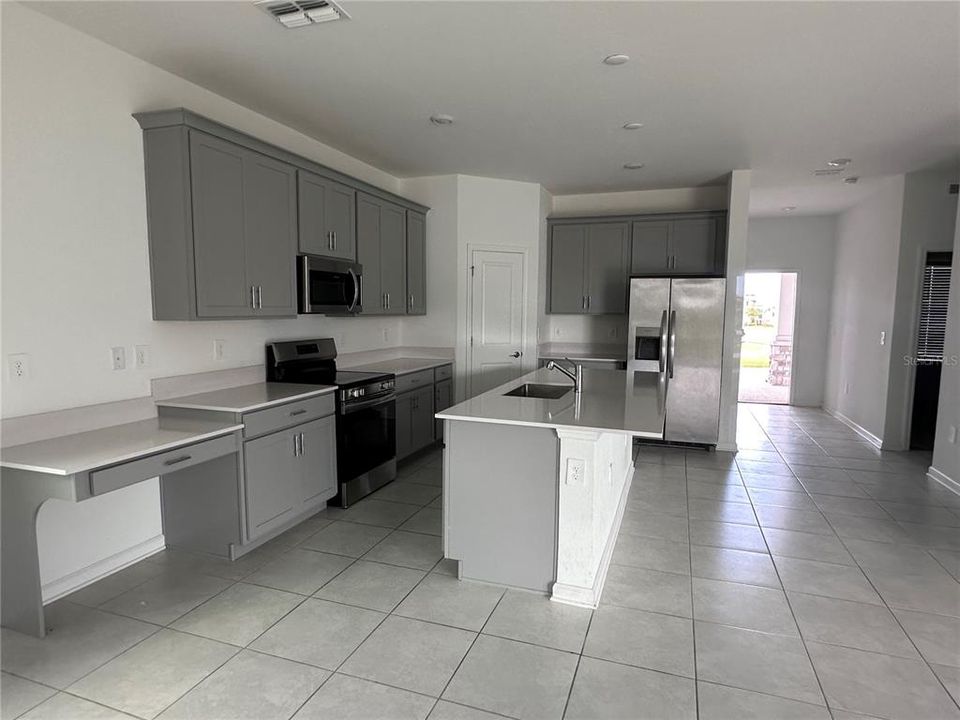 Active With Contract: $2,750 (5 beds, 3 baths, 2524 Square Feet)