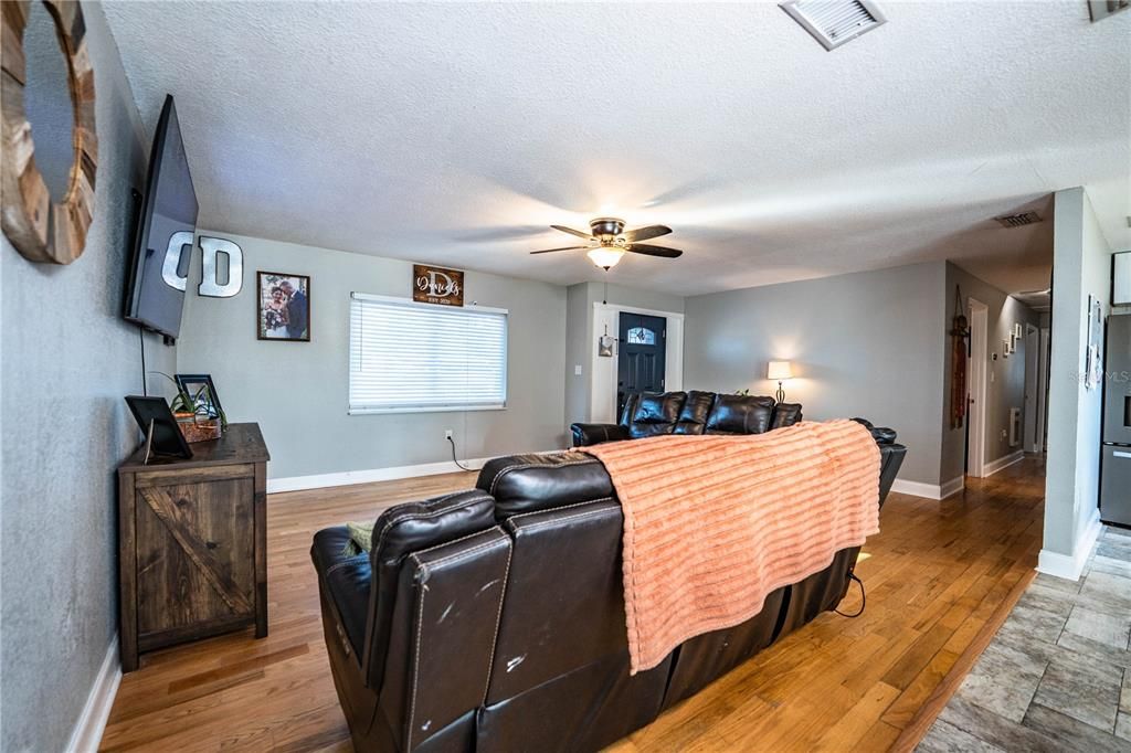 На продажу: $519,900 (4 спален, 2 ванн, 1836 Квадратных фут)