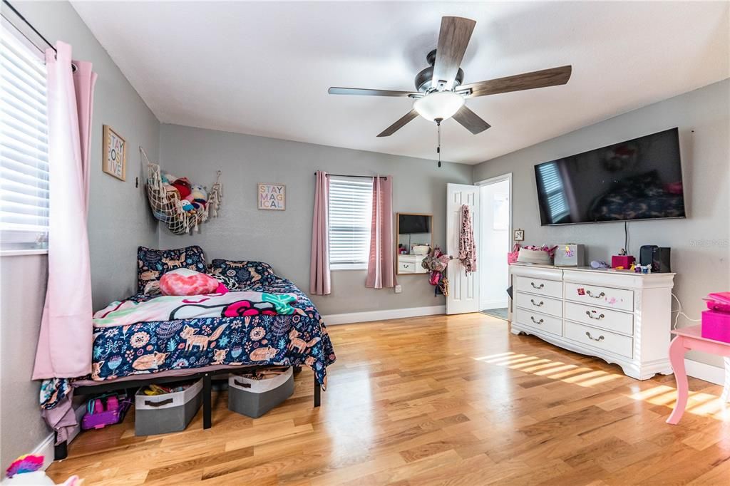 На продажу: $519,900 (4 спален, 2 ванн, 1836 Квадратных фут)