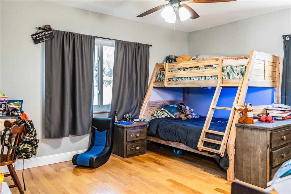 На продажу: $519,900 (4 спален, 2 ванн, 1836 Квадратных фут)