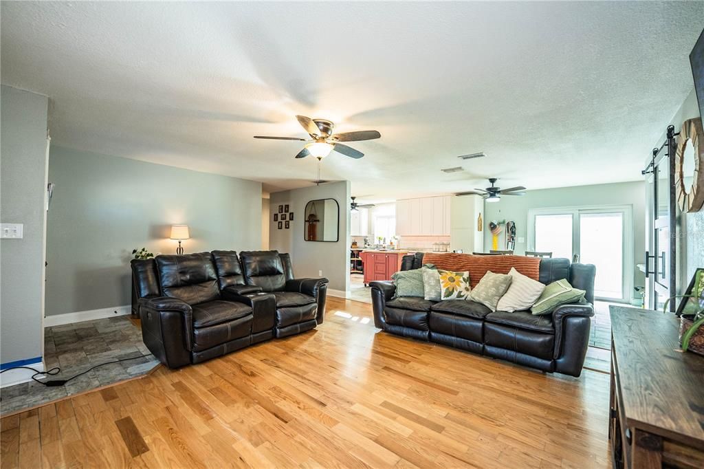 На продажу: $519,900 (4 спален, 2 ванн, 1836 Квадратных фут)