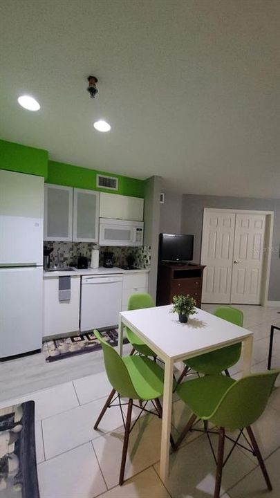For Sale: $139,900 (1 beds, 1 baths, 524 Square Feet)