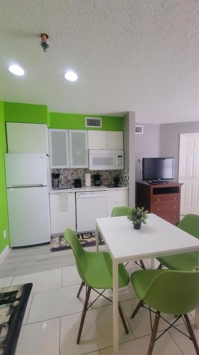 For Sale: $139,900 (1 beds, 1 baths, 524 Square Feet)