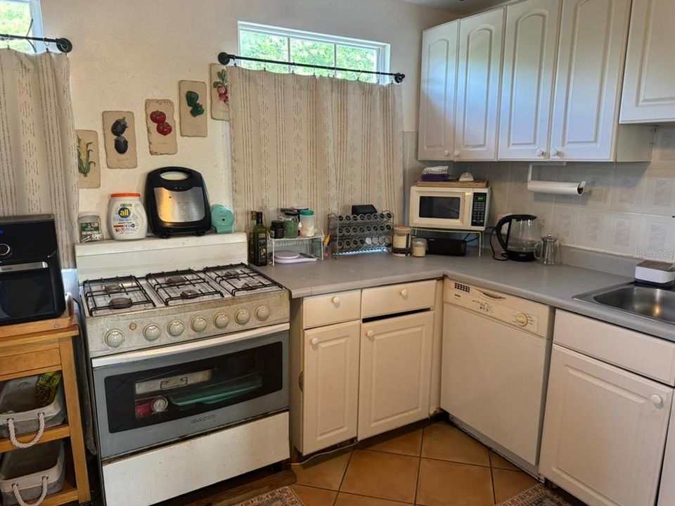 For Sale: $579,000 (4 beds, 2 baths, 1800 Square Feet)