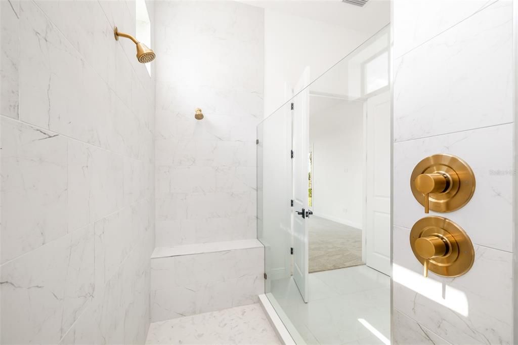 Activo con contrato: $1,375,000 (4 camas, 4 baños, 3579 Pies cuadrados)