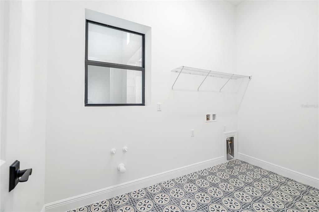 Activo con contrato: $1,375,000 (4 camas, 4 baños, 3579 Pies cuadrados)