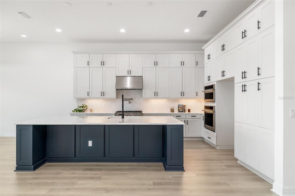 Activo con contrato: $1,375,000 (4 camas, 4 baños, 3579 Pies cuadrados)