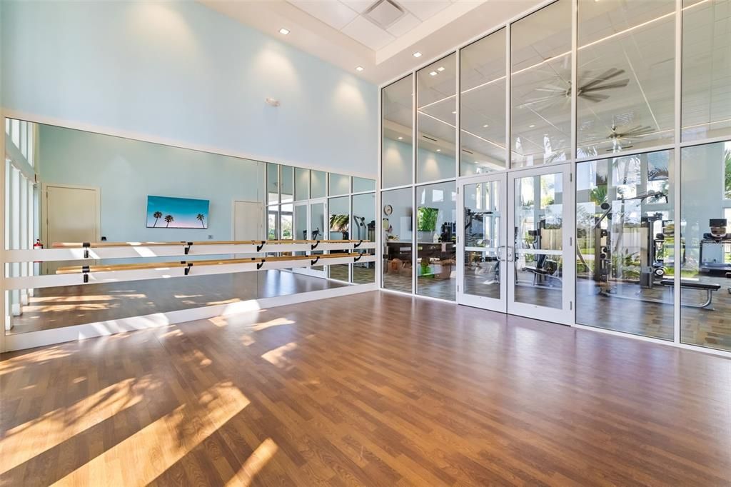 Activo con contrato: $1,375,000 (4 camas, 4 baños, 3579 Pies cuadrados)