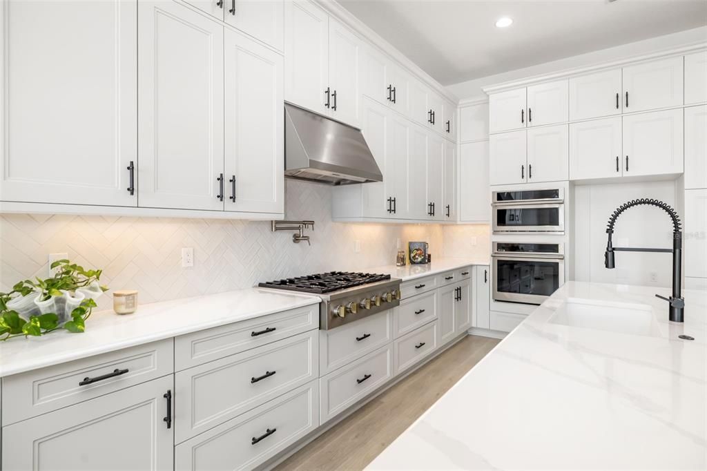 Activo con contrato: $1,375,000 (4 camas, 4 baños, 3579 Pies cuadrados)