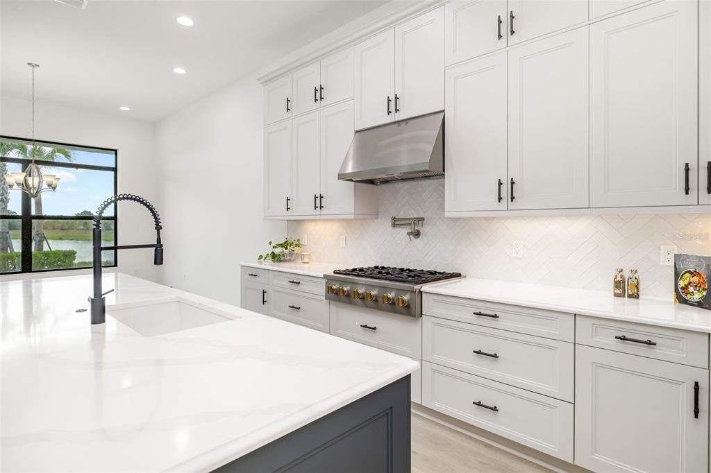 Activo con contrato: $1,375,000 (4 camas, 4 baños, 3579 Pies cuadrados)