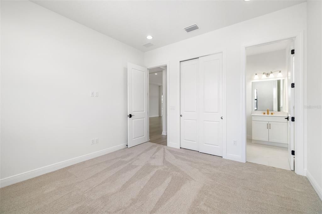 Activo con contrato: $1,375,000 (4 camas, 4 baños, 3579 Pies cuadrados)