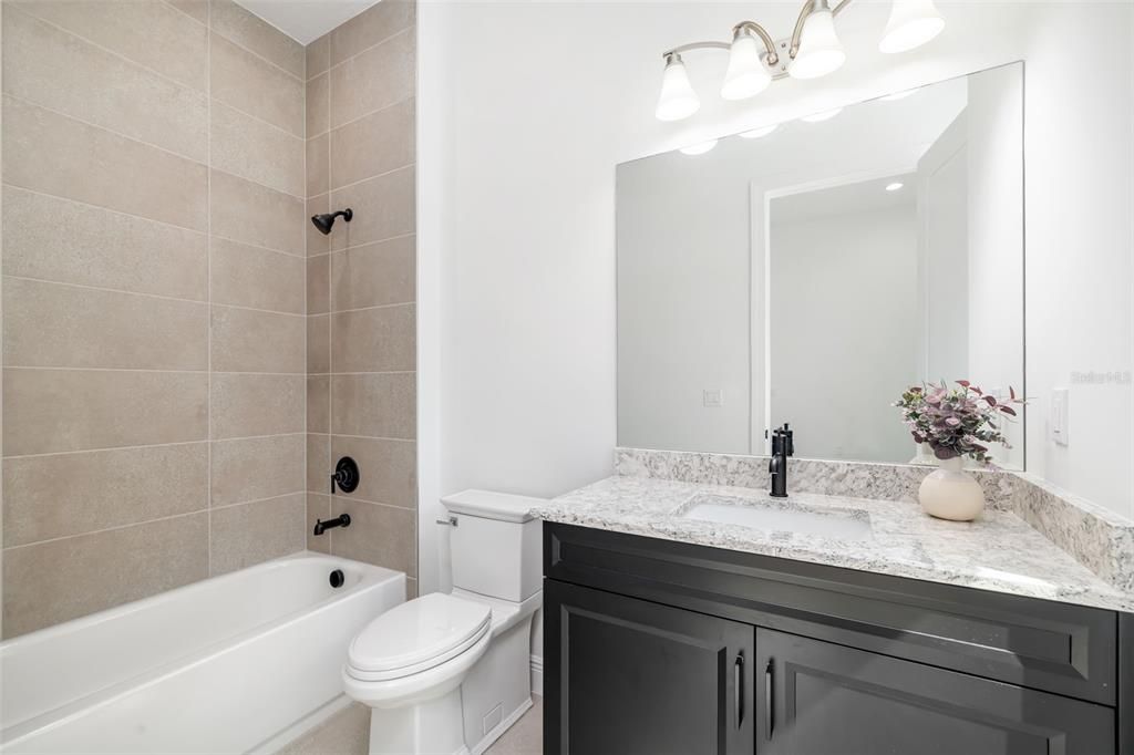 Activo con contrato: $1,375,000 (4 camas, 4 baños, 3579 Pies cuadrados)