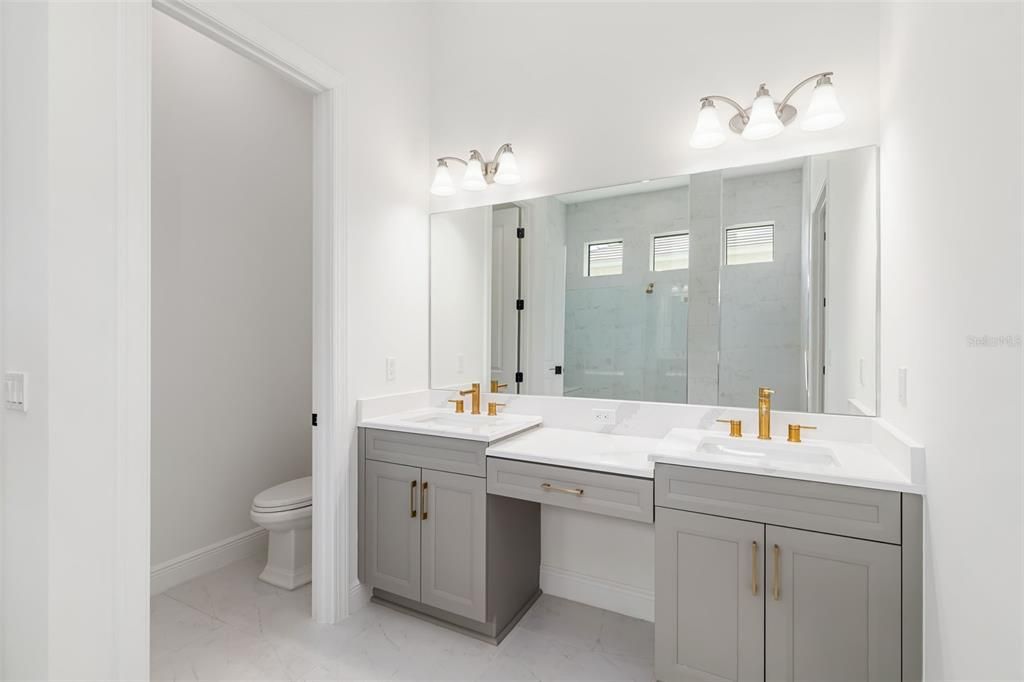 Activo con contrato: $1,375,000 (4 camas, 4 baños, 3579 Pies cuadrados)