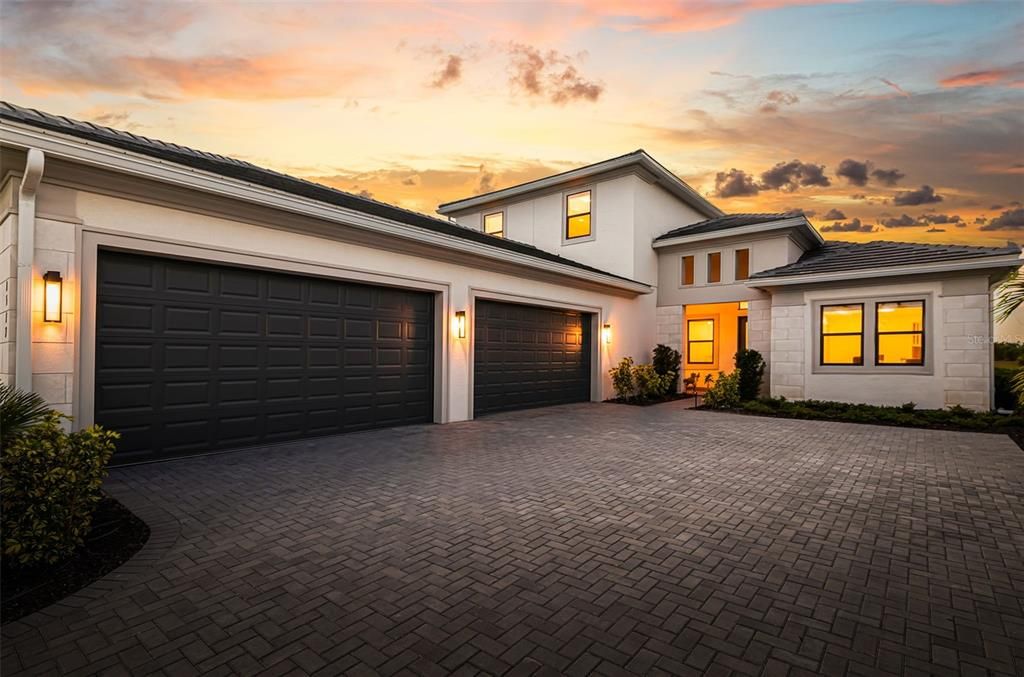 Activo con contrato: $1,375,000 (4 camas, 4 baños, 3579 Pies cuadrados)