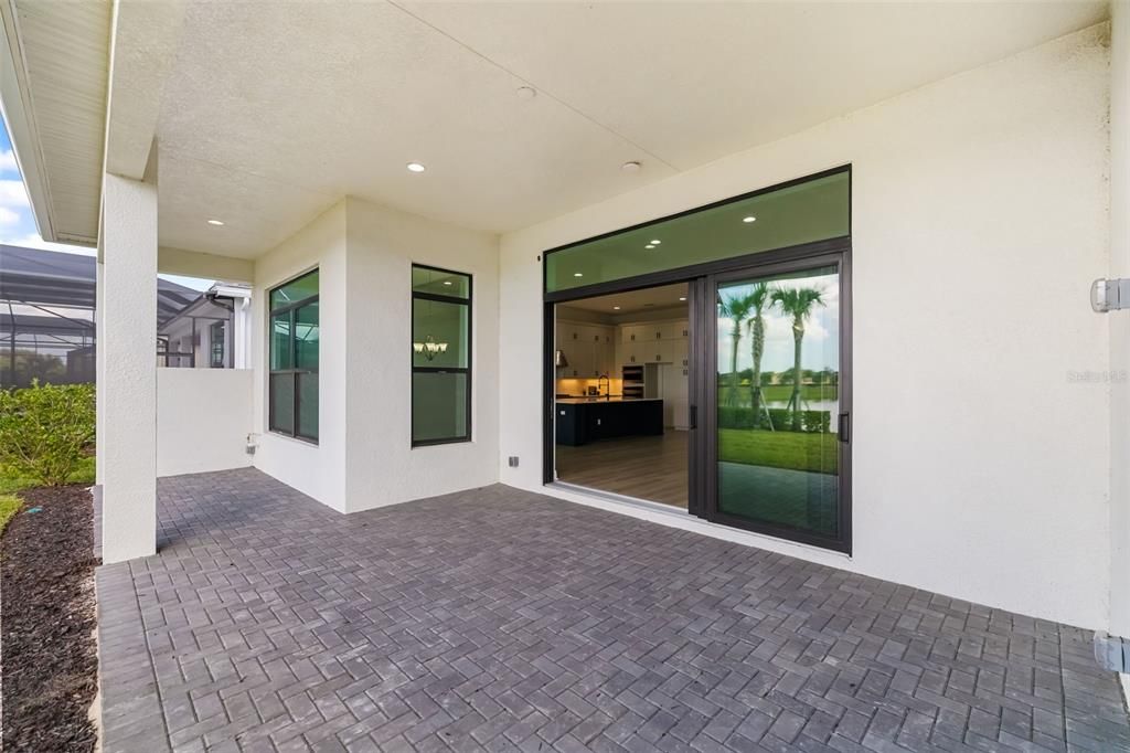 Activo con contrato: $1,375,000 (4 camas, 4 baños, 3579 Pies cuadrados)