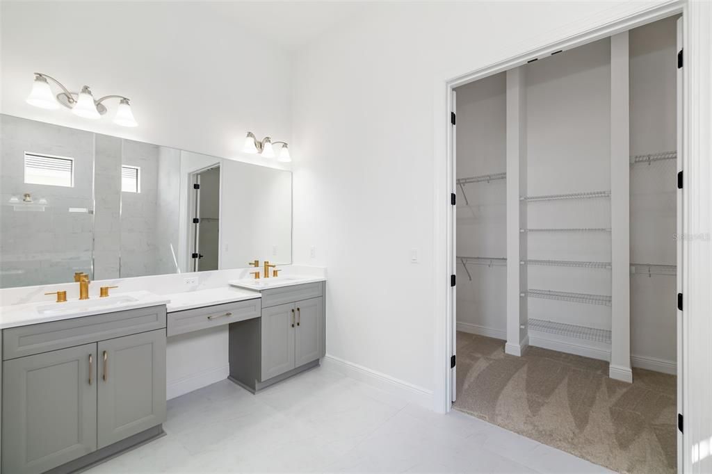 Activo con contrato: $1,375,000 (4 camas, 4 baños, 3579 Pies cuadrados)