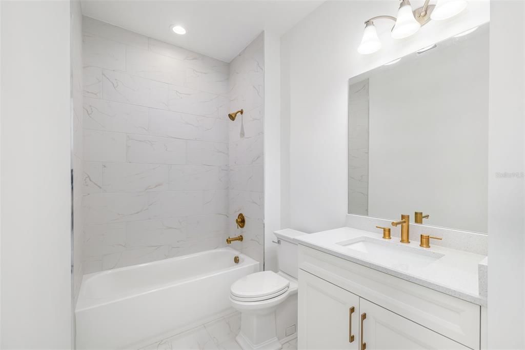 Activo con contrato: $1,375,000 (4 camas, 4 baños, 3579 Pies cuadrados)