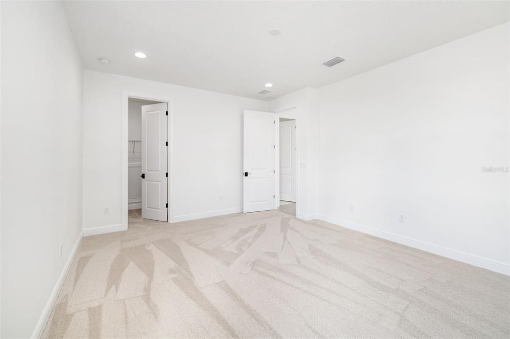 Activo con contrato: $1,375,000 (4 camas, 4 baños, 3579 Pies cuadrados)