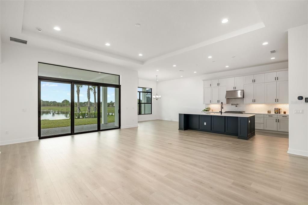 Activo con contrato: $1,375,000 (4 camas, 4 baños, 3579 Pies cuadrados)