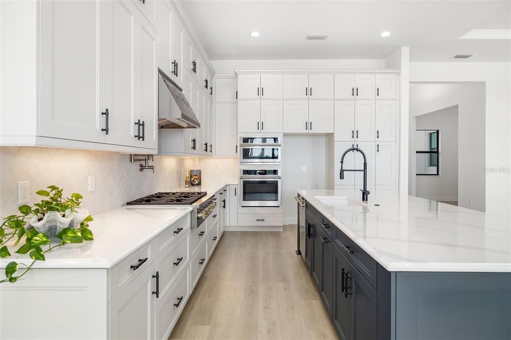 Activo con contrato: $1,375,000 (4 camas, 4 baños, 3579 Pies cuadrados)