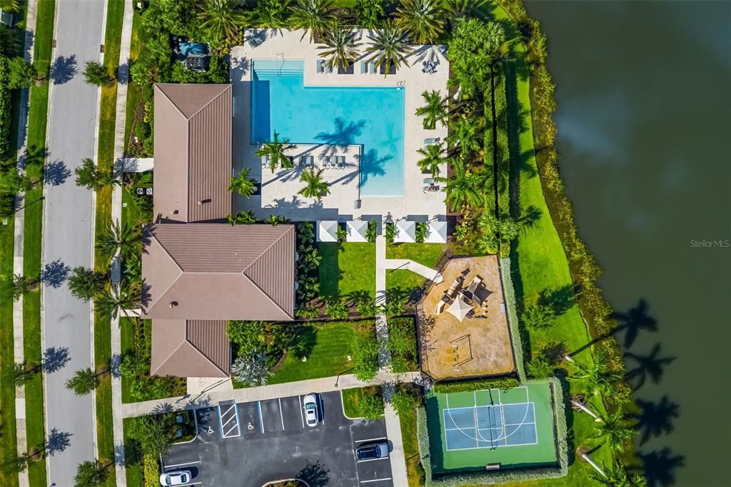 Activo con contrato: $1,375,000 (4 camas, 4 baños, 3579 Pies cuadrados)