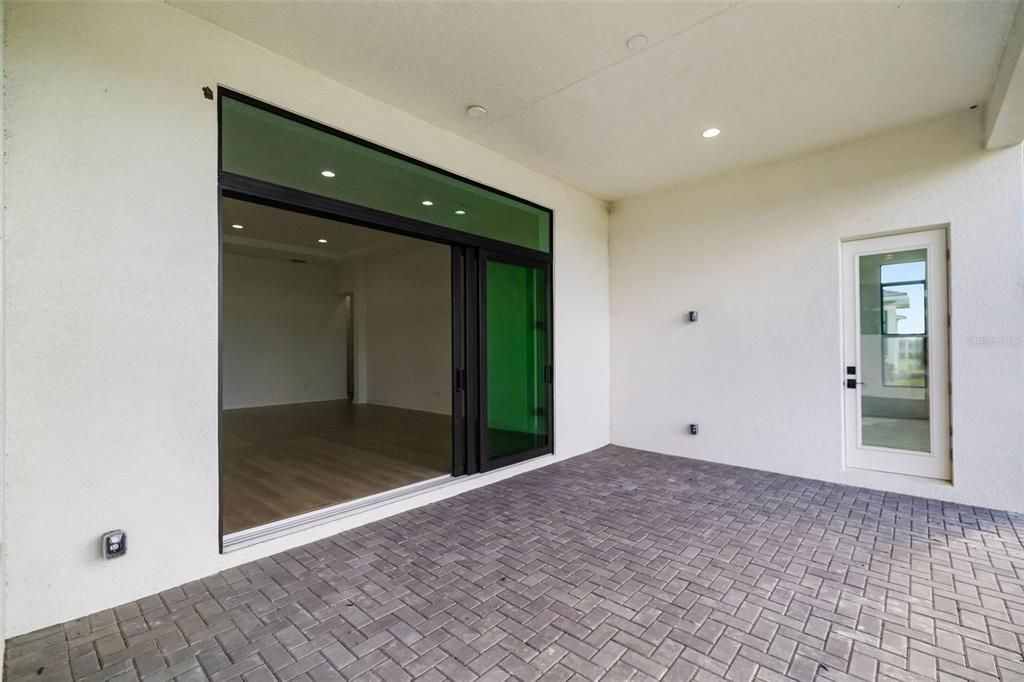 Activo con contrato: $1,375,000 (4 camas, 4 baños, 3579 Pies cuadrados)