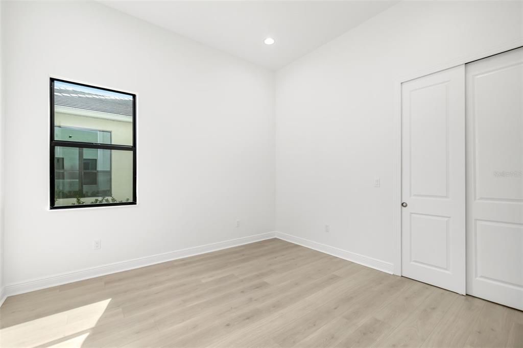 Activo con contrato: $1,375,000 (4 camas, 4 baños, 3579 Pies cuadrados)