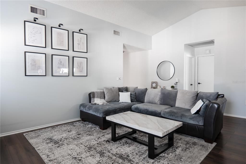 合同活跃: $295,000 (2 贝兹, 2 浴室, 1012 平方英尺)