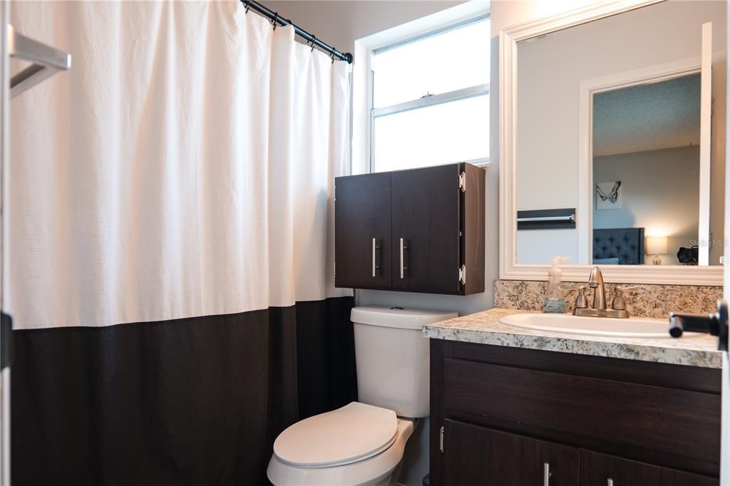 合同活跃: $295,000 (2 贝兹, 2 浴室, 1012 平方英尺)