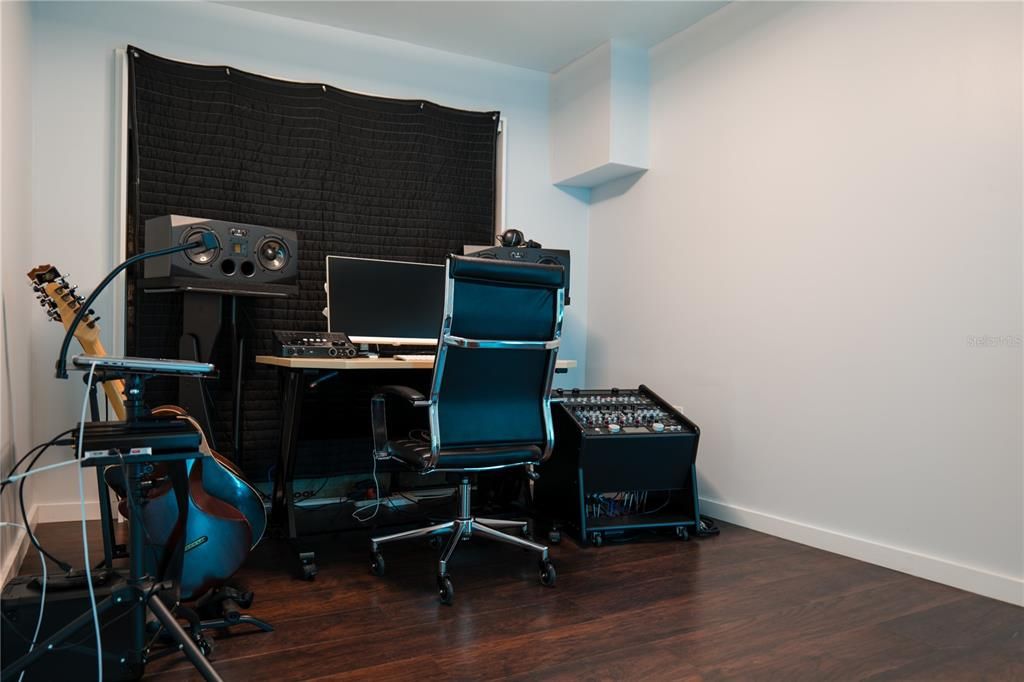 合同活跃: $295,000 (2 贝兹, 2 浴室, 1012 平方英尺)