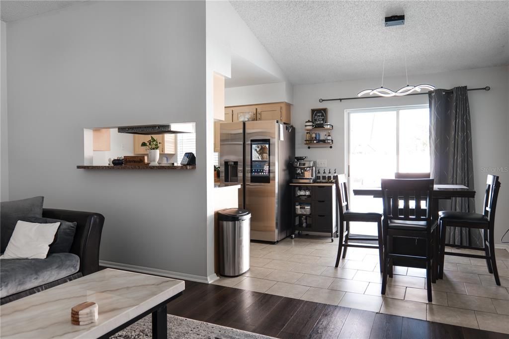 合同活跃: $295,000 (2 贝兹, 2 浴室, 1012 平方英尺)