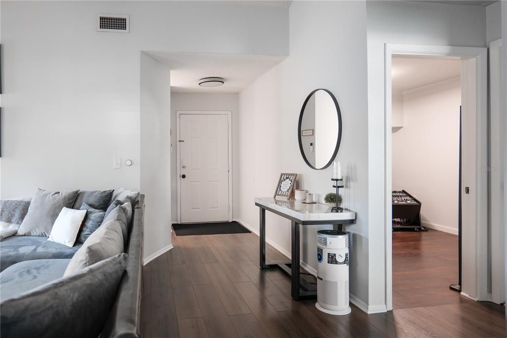 合同活跃: $295,000 (2 贝兹, 2 浴室, 1012 平方英尺)