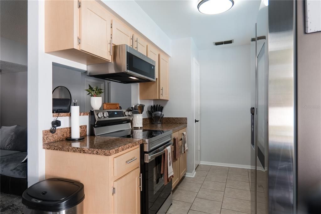 合同活跃: $295,000 (2 贝兹, 2 浴室, 1012 平方英尺)