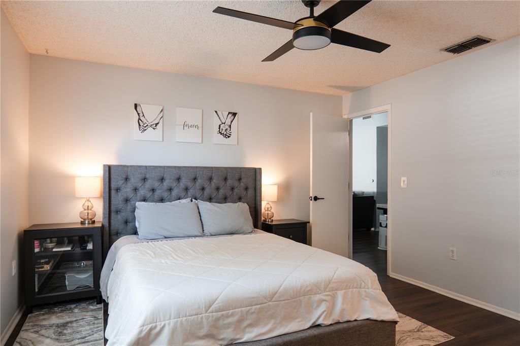 合同活跃: $295,000 (2 贝兹, 2 浴室, 1012 平方英尺)