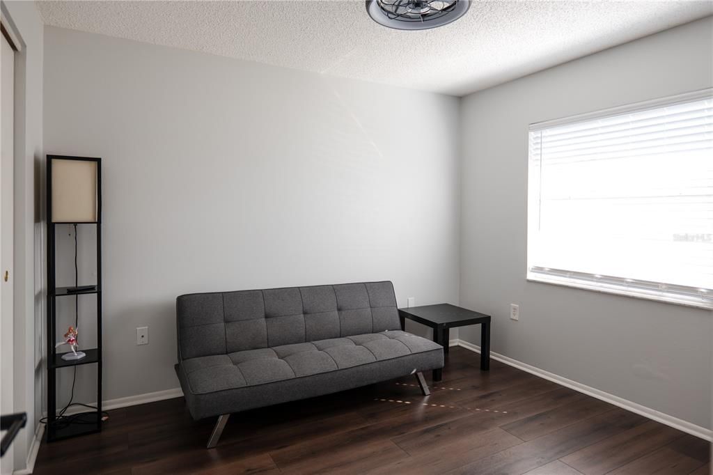 合同活跃: $295,000 (2 贝兹, 2 浴室, 1012 平方英尺)