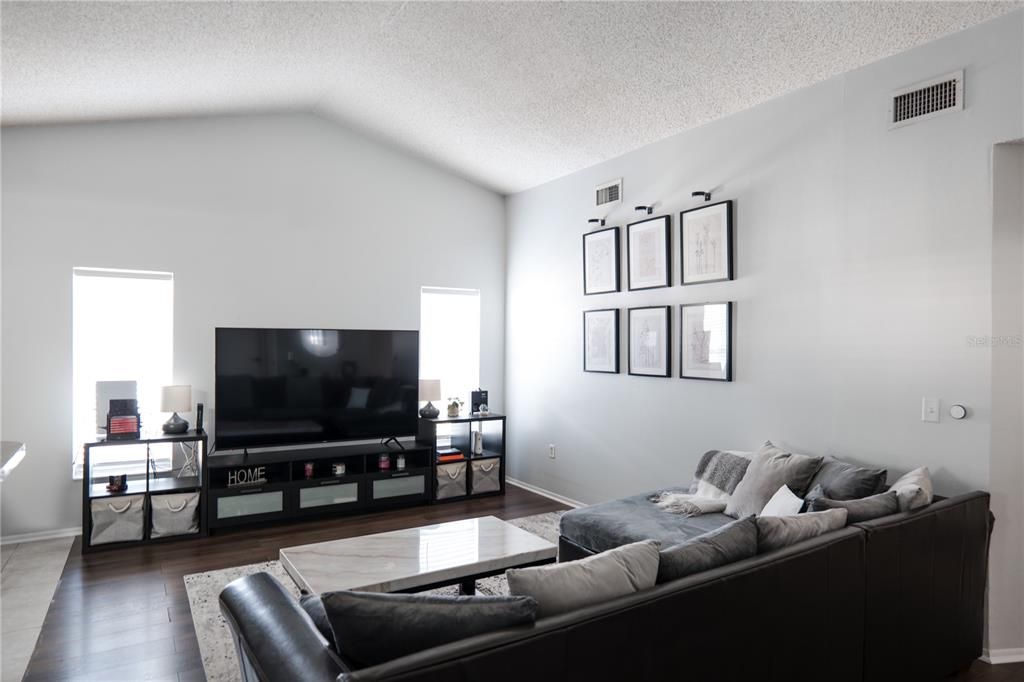 合同活跃: $295,000 (2 贝兹, 2 浴室, 1012 平方英尺)