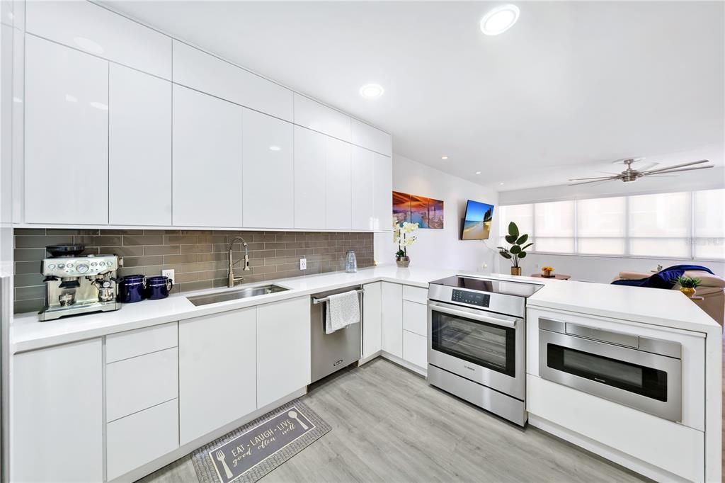 For Sale: $698,700 (1 beds, 1 baths, 1027 Square Feet)