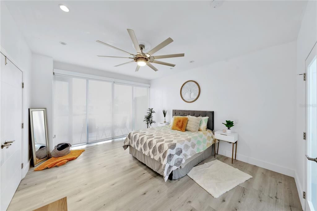 For Sale: $698,700 (1 beds, 1 baths, 1027 Square Feet)