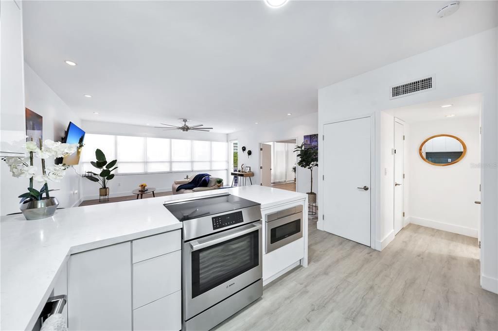 For Sale: $698,700 (1 beds, 1 baths, 1027 Square Feet)