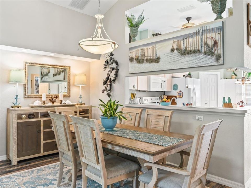 合同活跃: $264,990 (2 贝兹, 2 浴室, 1596 平方英尺)