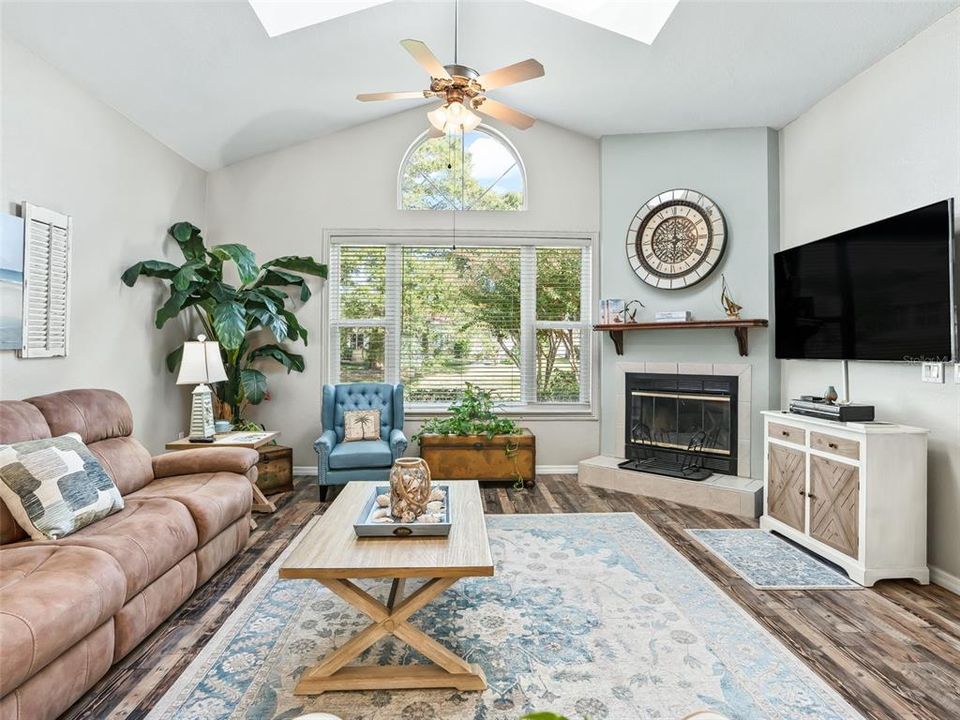 合同活跃: $264,990 (2 贝兹, 2 浴室, 1596 平方英尺)